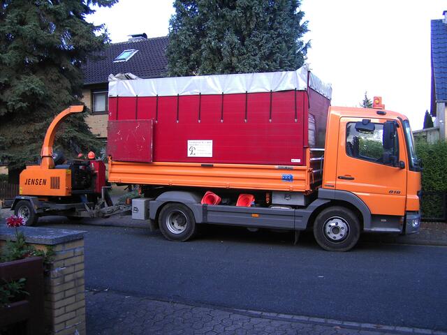 ...der Lkw mit Häksler und drei Fachleute sind eingetroffen...
