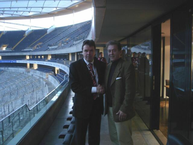 Februar 2008: Handschlag mit Heribert Bruchhagen, dem Vorstandsvorsitzenden von Eintracht Frankfurt | Foto: Mit freundlicher Genehmigung von Heinz Michallik