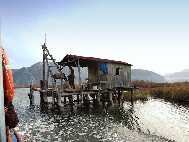 Schleuse ist offen. So können zur Laichzeit die Fische aus dem Meer den Fluss hinauf zu ihren Laichplätzen in den Süßwassersee.
