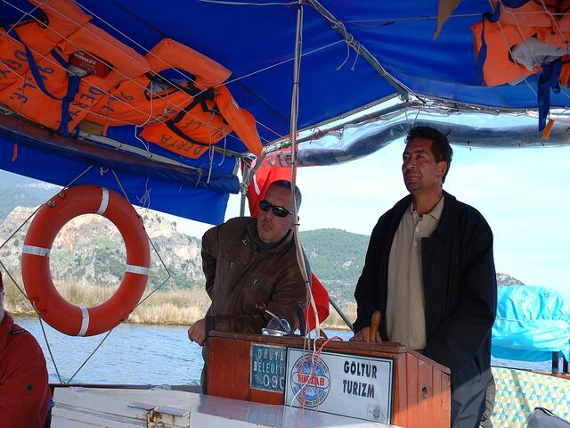 Verdat, unser kundiger Reisebegleiter und der Kapitan, mit dem wir den Dalyan-Fluss "entlangschippern".