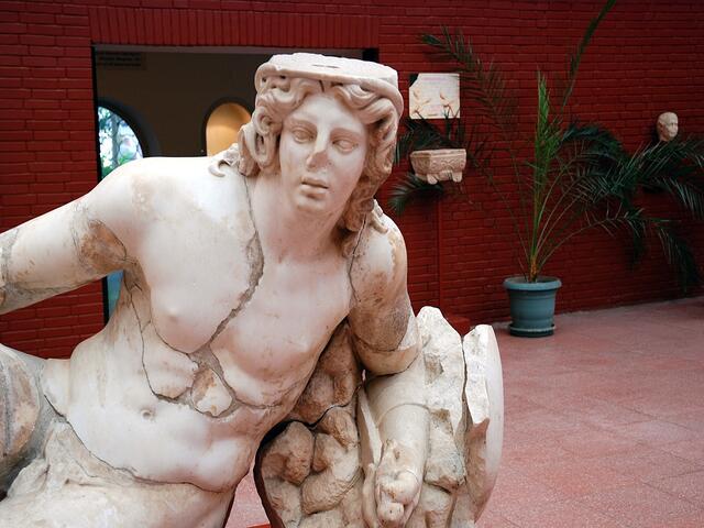 Marmorstatue, wieder zusammengesetzt und nun im Museum. Im nächsten Bild "noch ein Teil" ...