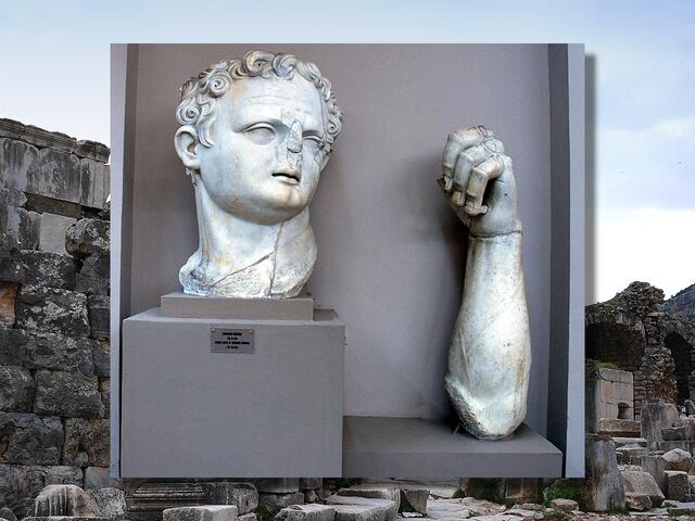 Titus Flavius Domitianus, er lebte von 51 bis 98 n.Chr., kurz Domitian genannt, war die letzten 15 Jahre seines Lebens römischer Kaiser. Diese Teile gehören zu einer Statue in Ephesus  (s.nächstes Bild)