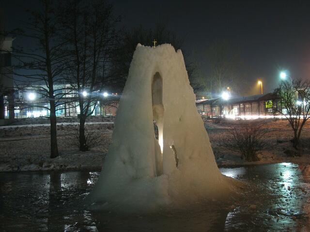 15 - Vulkan von innen beleuchtet