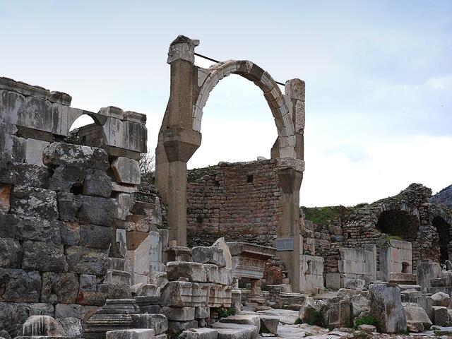 Dies ist der Domitian Platz, an dem die Statue des römischen Kaisers unter diesem Bogen stand.