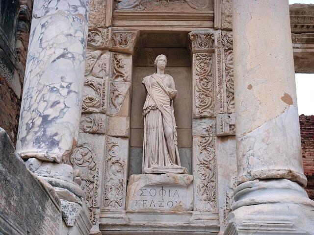 In den vier Nischen des Untergeschosses sind vier weibliche Statuen aufgestellt, welche die Tugenden des Celsus verkörpern: Sophia = &#8222;Weisheit&#8220 ...