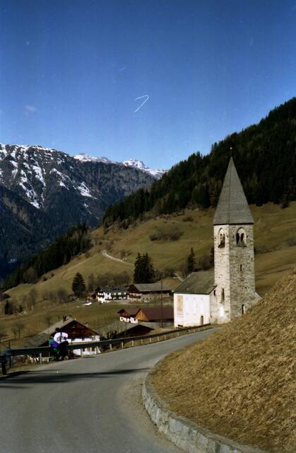 MARGEN, eine der Terner (nicht "Terentener") Fraktionen mit der kleinen Margareten-Kapelle und dahinter geht es immer noch weiter zu Höfen, die man "wie die Hühner nur mit Steigeisen" erreichen kann