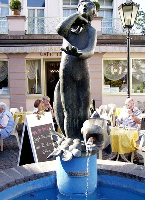 Die Figur auf dem Brunnen zeigt einen kleinen Jungen in Imponierpose. Er kam vom Angeln und zu seinen Füßen kann man den Fisch sehen, den er gefangen hat. Keiner, aber wirklich keiner außer ein Linzer, kann solche große Fische fangen | Foto: Sebastian Bergmann
