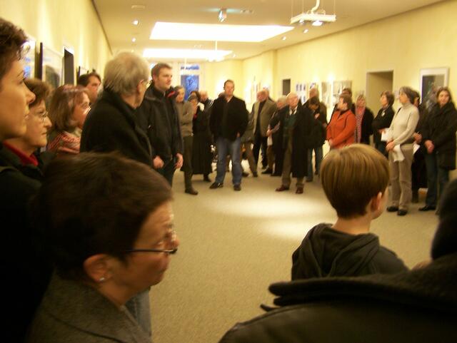 Gut besuchte Ausstellung zur Vernissage.