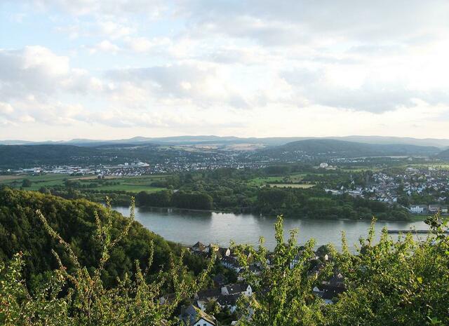 Die Aussicht war überwältigend. &#8222;Der Rhein lag zwischen seinen grünen Ufern silbern vor uns und an einer Stelle glühte er im purpurnen Gold des Sonnenuntergangs. Das ans Ufer geschmiegte Städtchen zeigte alle seine Häuser und Straßen, und weit dahin | Foto: Tautanz