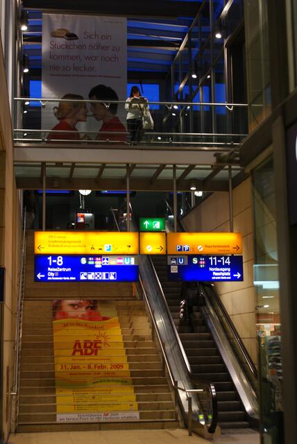 Blick hoch zum Bahnsteig