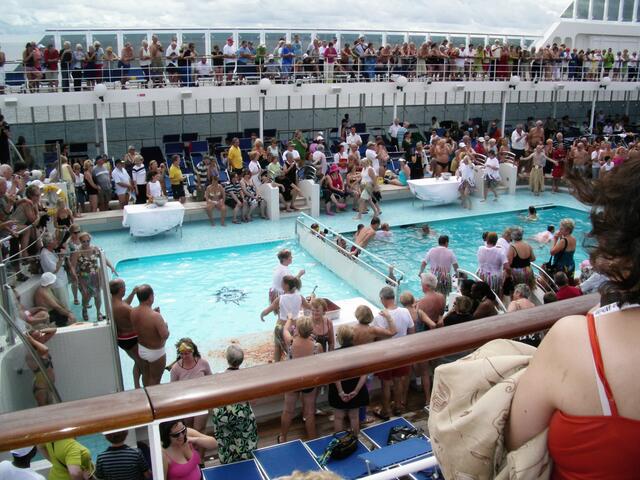 ..die Taufe des Meeres....bei jeder Überquerung des Atlantischen Ozeans solltet Ihr König Neptun Tribut zollen.....schaut Euch die Kübel an, die am Beckenrand stehen.....gefüllt mit Ketchup