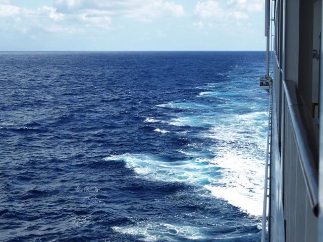 Die maximale Tiefe wird mit 9.219 m im Milwaukeetief, einem Teil des Puerto-Rico-Grabens erreicht.