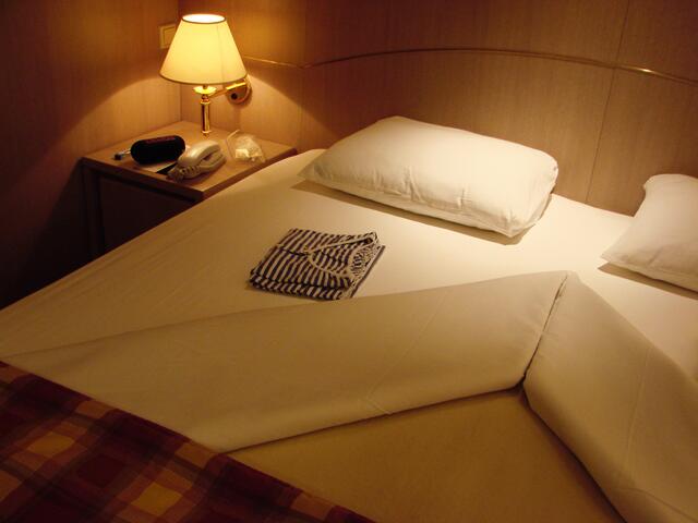 Träumt etwas Schönes.....oh, habt Ihr eigentlich daran gedacht, jeden Abend Eure Uhr um eine Stunde zurückzustellen?