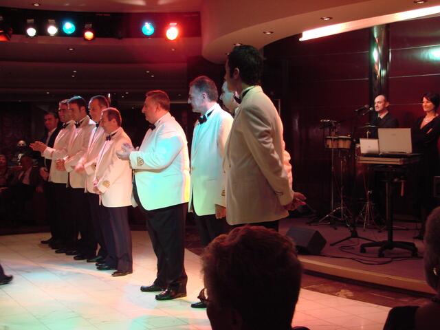 und stellt seine Crew vor.....