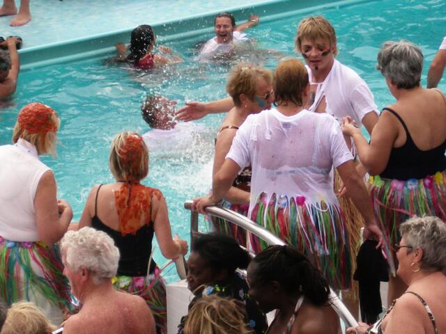 ...wie wär's? Eine dicke Kelle für Mama, eine für Papa, eine für Tante Luise.....und das mitten auf den Kopf...grrrr!