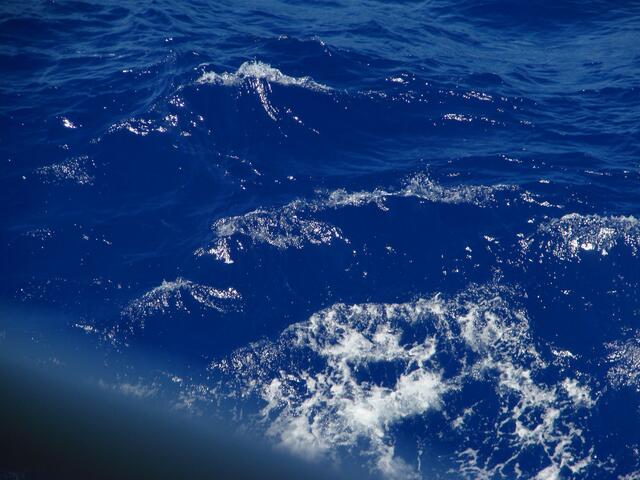 ...bei diesem Wellengang schwankt das Schiff seitwärts ca. 1, 5 m