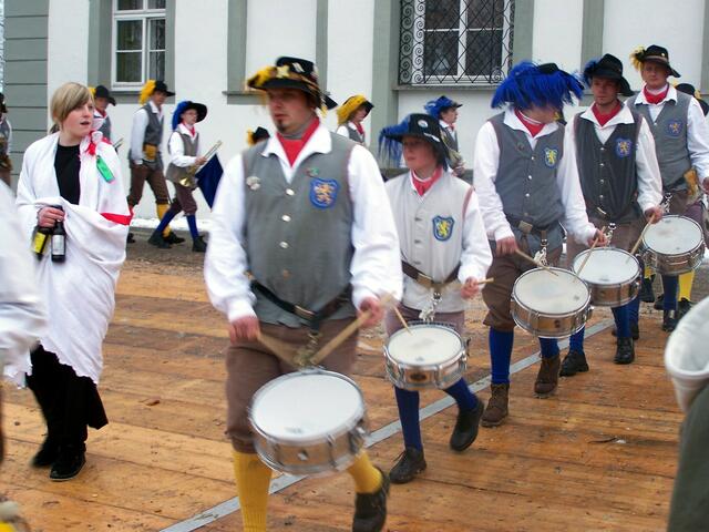 mit zünftiger Marschmusik