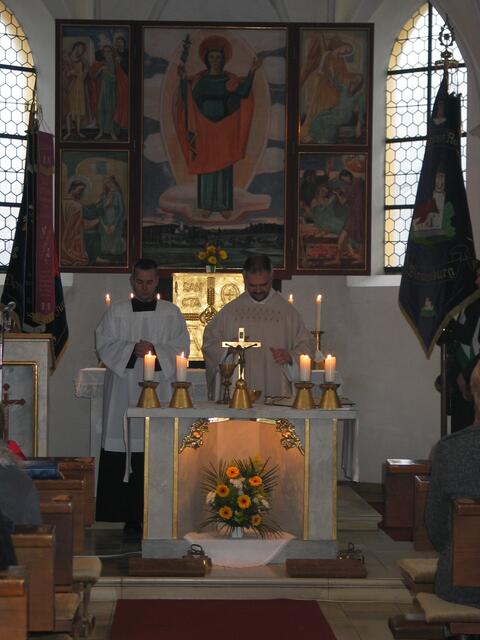 Pfarrer Franz Walden und Pfarreienpraktikant Gregory Herzel beim Patroziniumsgottesdienst in St. Agatha in Blankenburg.