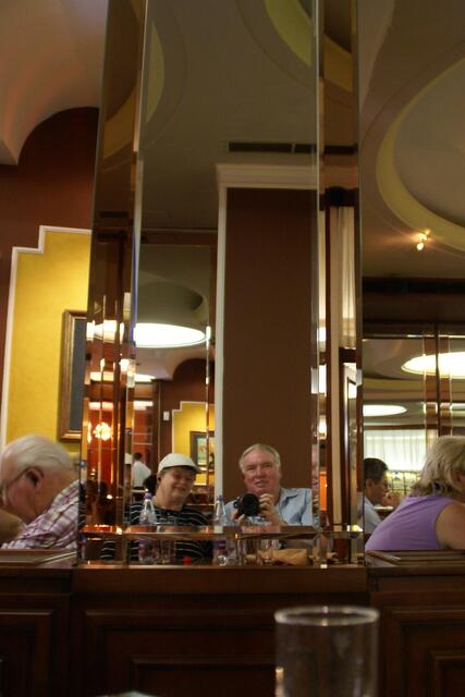 Spiegelbild im Cafe