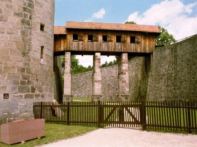 Nach dem Rückzug der Verteidiger vom Außenwall ins Innere wäre die Holzbrücke abgebrannt worden.