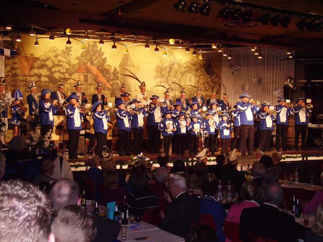 Mit dem Musikzug der Funkenartillerie wurde das Finale eingeläutet, aber vorher wurde der Saal aber nochmal zum kochen gebracht