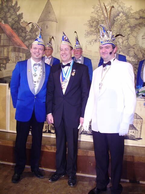 v.l.n.r. Olaf Torney (Präsident), Alexander Baermann (Träger des Humoris Causa Ordens 2009) und Rainer Behrens (Sitzungspräsident)