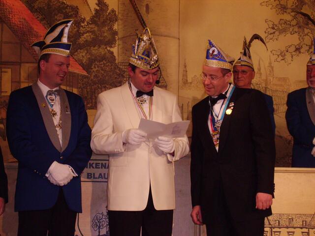 v.l.n.r. Olaf Torney (Präsident), Rainer Behrens (Sitzungspräsident) und Alexander Baermann (Träger des Humoris Causa Ordens 2009)