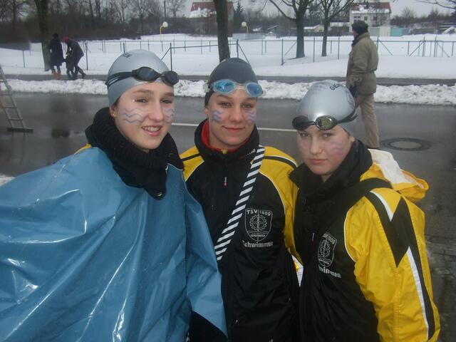 Melissa, Sabrina und Amelie, leicht durchgefroren vor dem Start