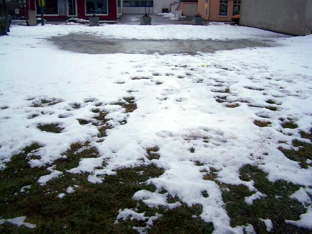 in mitten dieses Platzes eine Eisfläche....