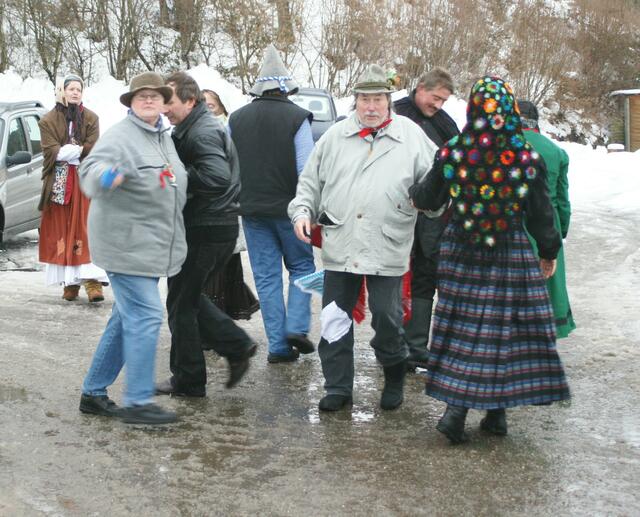 eine Runde Square-Dance im Hof des Zeller Vereinsheims