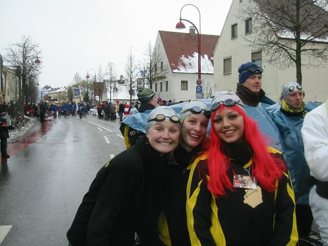 Anna Lena, Anke und Carina und im Hintergrund Paul und Dennis, noch nicht mal die Hälfte geschafft bei St. Emmeran