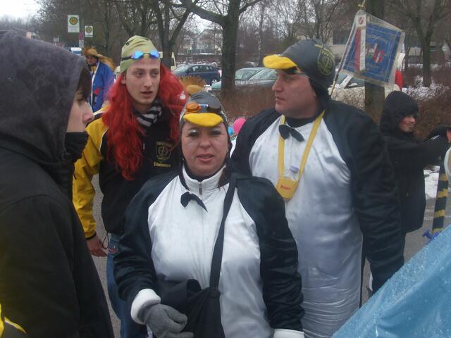 Unsere Königspinguine Alex und Armin mit der rotgelockten Lorielle Eckert.