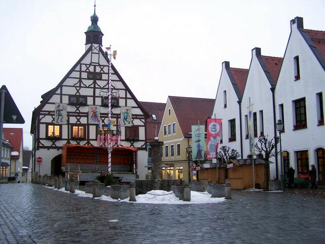noch ist der Marktplatz und das alte Krumbacher Rathaus geschmückt