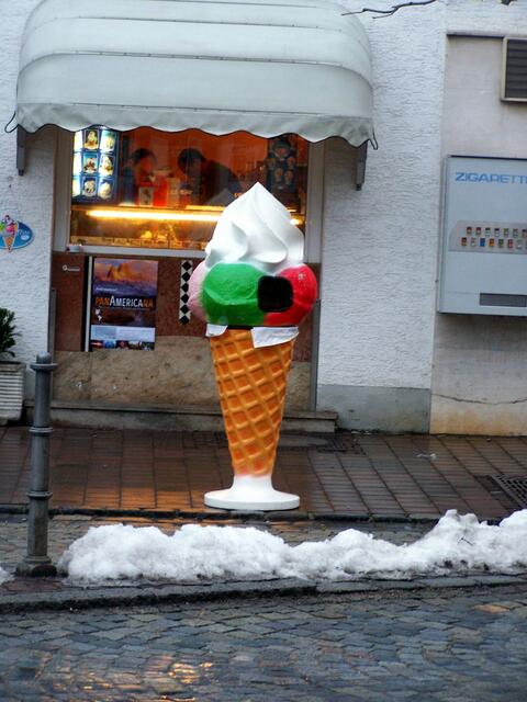 Eine Einheit: der letzte Schnee und das Eis