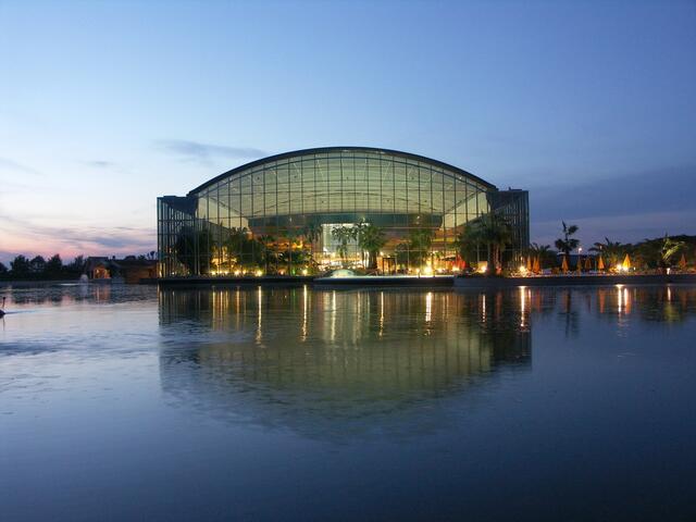 Ein Ufo im See? Nein, die Therme Bad Wörishofen | Foto: Therme Bad Wörishofen
