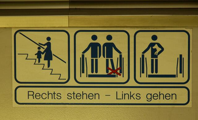 Hinweisschild an einer Rolltreppe