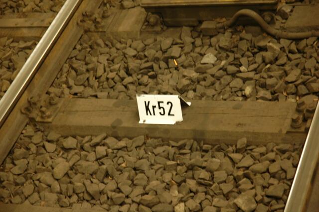 was soll das Schild auf dem Gleis????