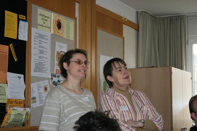 Tina Low und Rosmarie Gumpp lauschen Brigitte Obermaiers Rede