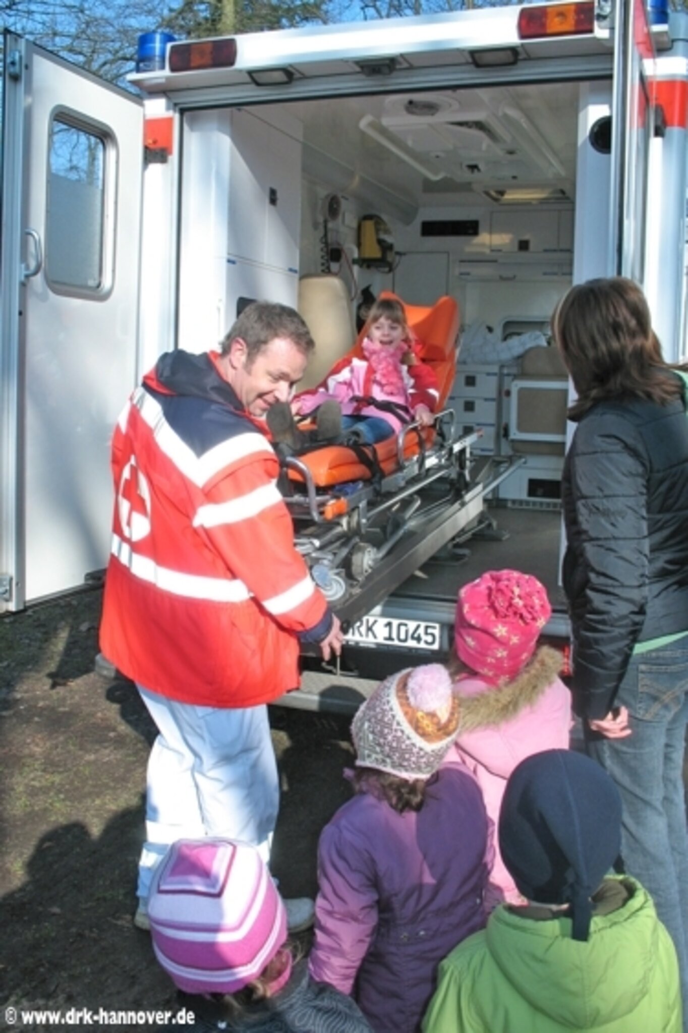  DRK Rettungsdienst besucht Kindergarten in Rethen - Laatzen Bildidee 
