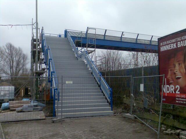 Bahnhofseite mit Treppe, hier soll noch ein Aufzug gebaut werden