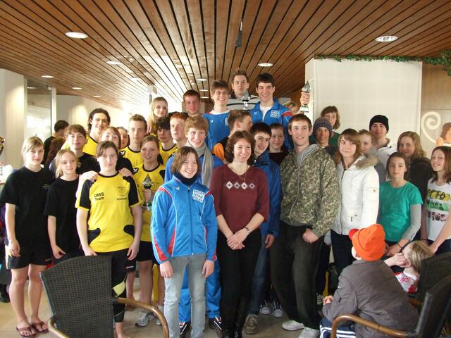Das cool swimming Team mit ihren Sportfreunden aus Neuburg und Kempten bei der Staffelsiegerehrung.