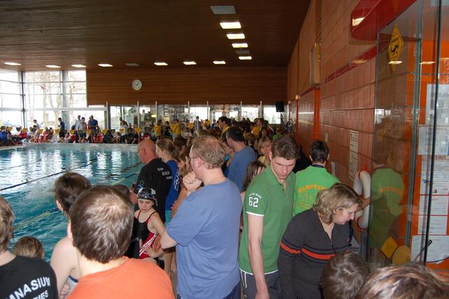 Hochbetrieb im Gersthofer Hallenbad. So wenig Platz hat man sonst nie.