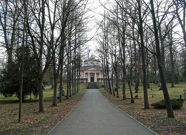 Eine Allee mit schönen alten Bäumen führt zu der kuppelgekrönten Kapelle im klassizistischen Stil. | Foto: http://commons.wikimedia.org/wiki/File:Wegachse_zur_F%C3%BCrstengruft_im_Historischen_Friedhof_Weimar.jpg