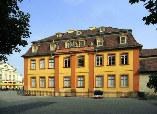 Wittumspalais, einem zweistöckigen Barockbau, der weniger nach Palais, eher wie ein Bürgerhaus aussieht. | Foto: http://commons.wikimedia.org/wiki/File:Weimar_Wittumspalais2.jpg