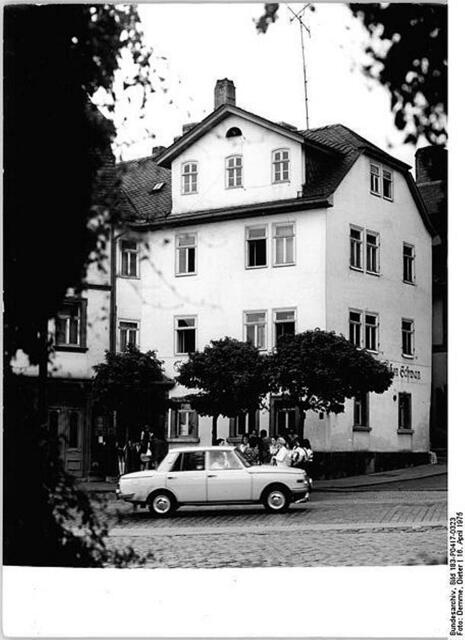 das Gasthaus „Zum weißen Schwan“, vor der Renovierung | Foto: http://commons.wikimedia.org/wiki/File:Bundesarchiv_Bild_183-P0417-0323,_Weimar,_Frauenplan,_Gasthaus.jpg