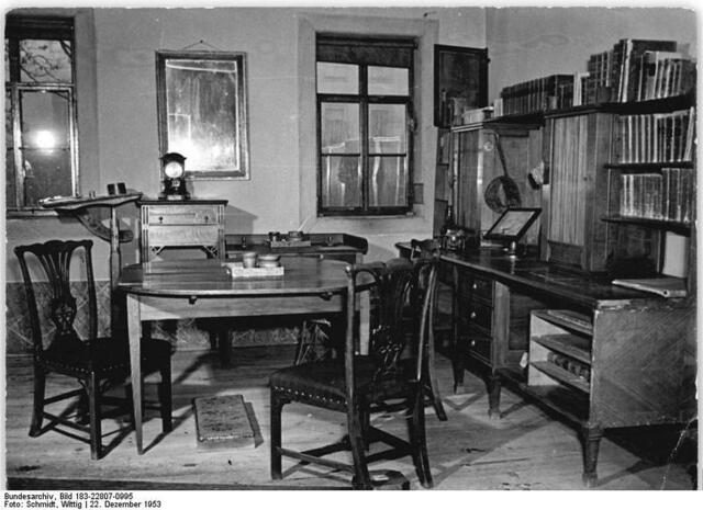 Besonders interessant, weil ganz schmucklos und funktional ausgestattet, ist sein Arbeitszimmer im Souterrain. | Foto: http://commons.wikimedia.org/wiki/File:Bundesarchiv_Bild_183-22807-0995,_Weimar,_Goethehaus,_Arbeitszimmer.jpg