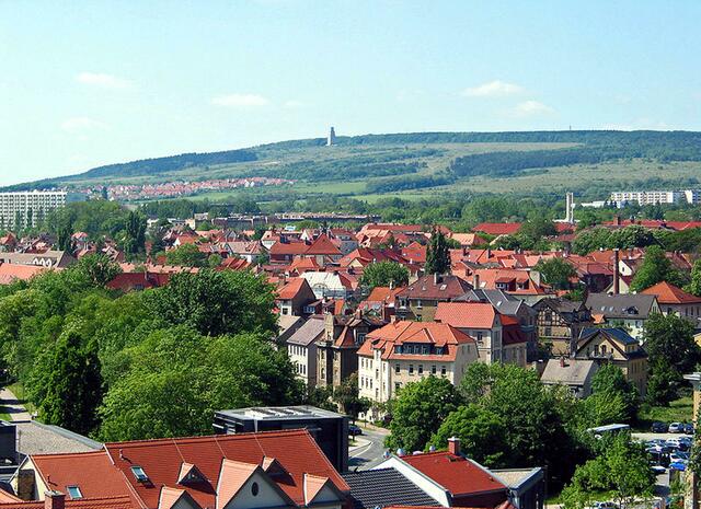 Es ist der Gipfel des Zynismus, ausgerechnet in der Nähe von Weimar, dieser Stätte des Humanismus, eines der größten Konzentrationslager zu errichten, mit dem poetischen Namen „Buchenwald“. Es entstand 1937 auf dem Ettersberg (im Hintergrund). | Foto: http://commons.wikimedia.org/wiki/File:Der_Ettersberg_-_Blick_vom_Jakobskirchturm_in_Weimar.jpg