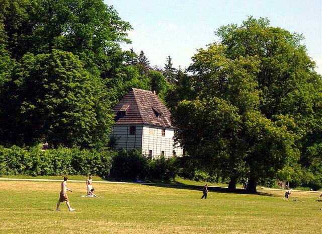 Hier steht auch sein Gartenhaus – ein schlichtes Landhaus aus dem 17. Jahrhundert, | Foto: http://commons.wikimedia.org/wiki/File:Weimar_Goethes_Gartenhaus.jpg