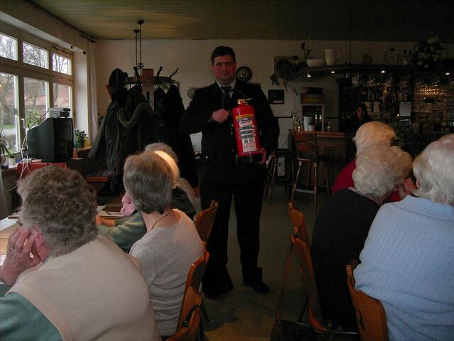 ...Vortrag von Karsten Bühring über "Vorbeugender Brandschtutz" bei einem  Informations- und Kaffeenachmittag