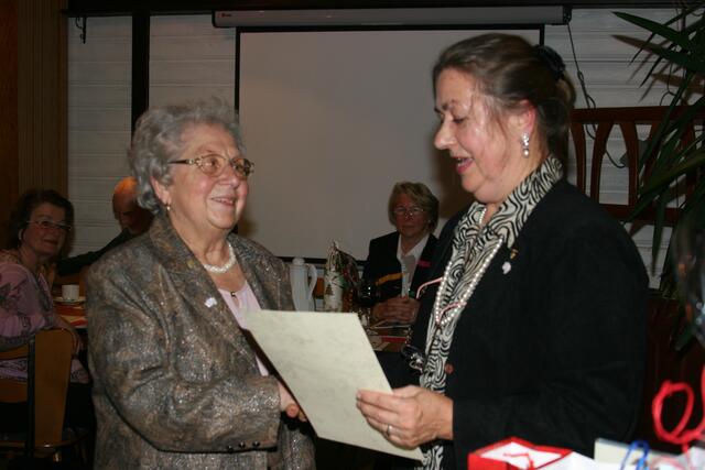 ...Elisabeth Dettmann, links, erhält von der Vorsitzenden eine Auszeichnung für 20 Jahre ehrenamtliche Tätigkeit...